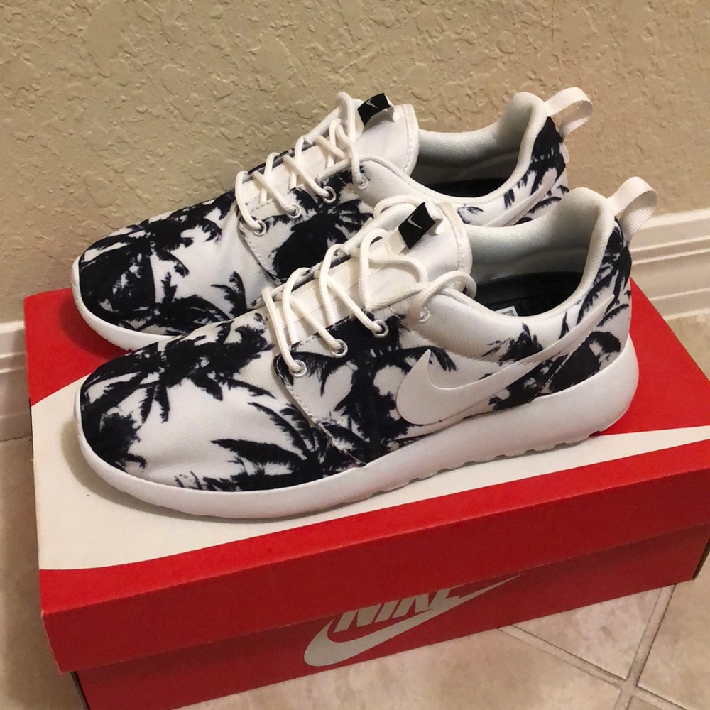 ‼️PRICE DROP!!! NWT NIKE WOMEN ROSHERUN